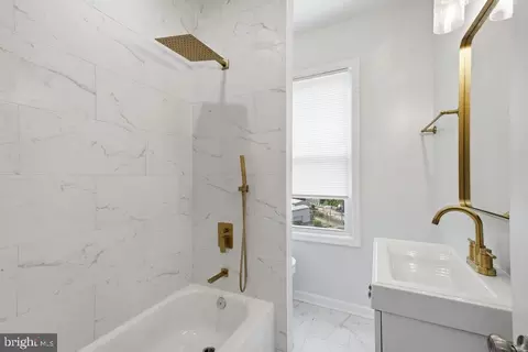 Bath - 3227 Phelps Ln, Baltimore, MD 21229 photo 1 of 3