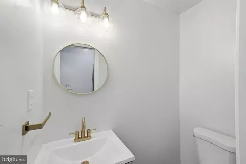 Bath - 3227 Phelps Ln, Baltimore, MD 21229 photo 2 of 3