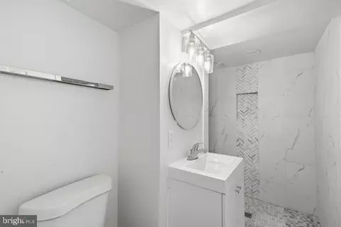 Bath - 3227 Phelps Ln, Baltimore, MD 21229 photo 3 of 3