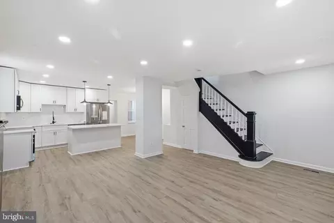 Entry Way - 3227 Phelps Ln, Baltimore, MD 21229 photo 4 of 6