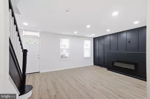 Living - 3227 Phelps Ln, Baltimore, MD 21229 photo 1 of 2