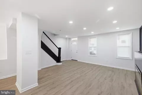 Living - 3227 Phelps Ln, Baltimore, MD 21229 photo 2 of 2