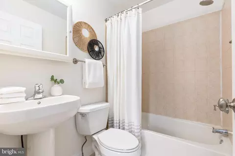 Bath - 121 E Fort Ave, Baltimore, MD 21230 photo 2 of 5