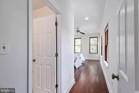 Entry Way - 121 E Fort Ave, Baltimore, MD 21230 photo 3 of 6