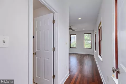 Entry Way - 121 E Fort Ave, Baltimore, MD 21230 photo 5 of 6