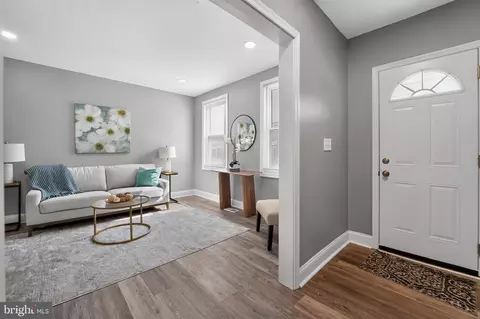 Entry Way - 3544 Lyndale Ave, Baltimore, MD 21213 photo 2 of 18