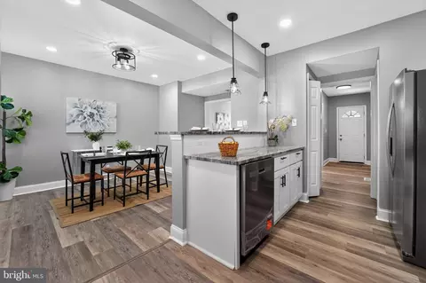 Entry Way - 3544 Lyndale Ave, Baltimore, MD 21213 photo 8 of 18