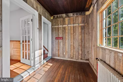 Entry Way - 5906 Edna Ave, Baltimore, MD 21214 photo 2 of 2