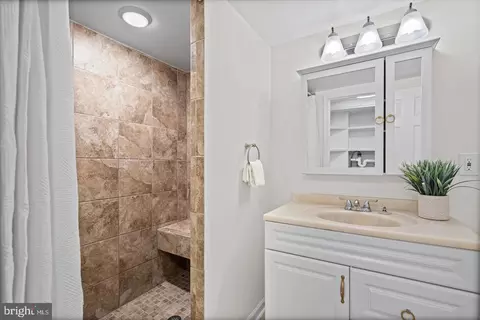 Bath - 1504 William St, Baltimore, MD 21230 photo 2 of 3