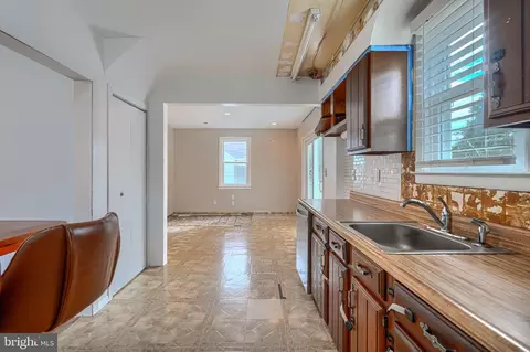 Entry Way - 6502 Eastern Pkwy, Baltimore, MD 21214 photo 2 of 4