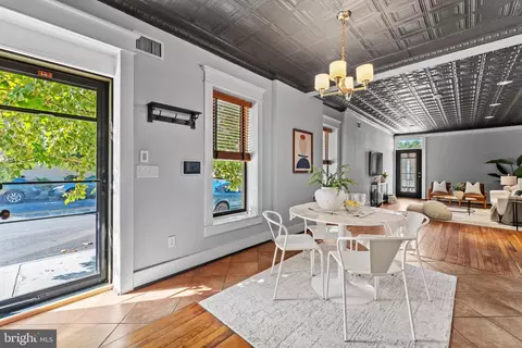 Entry Way - 43 S Decker Ave S, Baltimore, MD 21224 photo 2 of 7