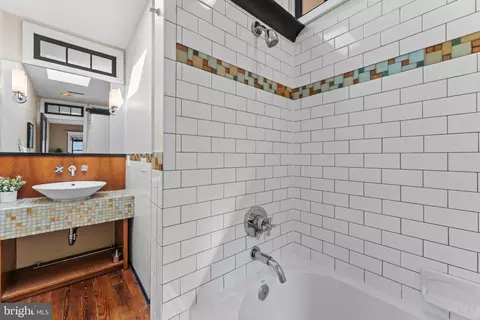 Bath - 43 S Decker Ave S, Baltimore, MD 21224 photo 2 of 5