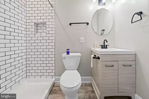 Bath - 2136 Penrose Ave, Baltimore, MD 21223 photo 3 of 3