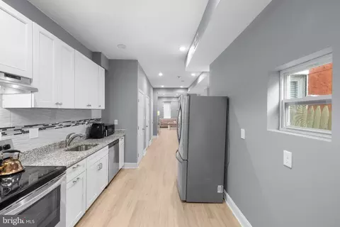 Entry Way - 1007 Bennett Pl, Baltimore, MD 21223 photo 5 of 13