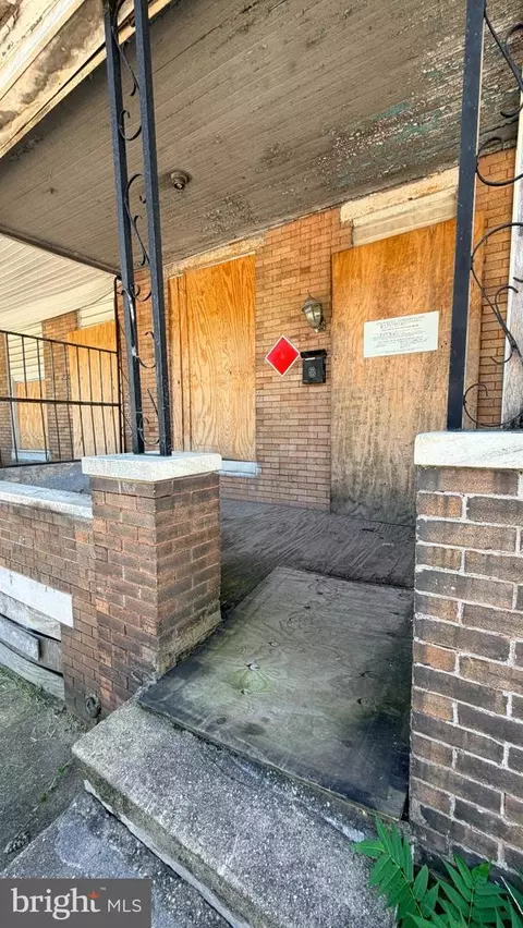 2105 Sinclair Ln, Baltimore, MD 21213 photo 2