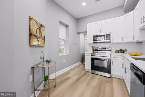 Entry Way - 2114 E Hoffman St, Baltimore, MD 21213 photo 3 of 5
