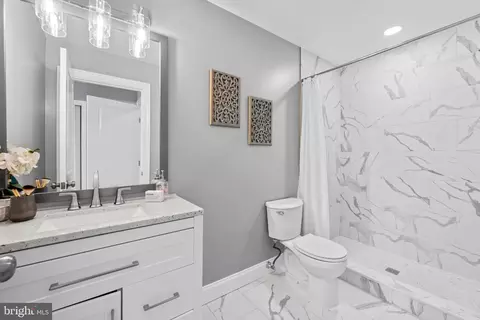 Bath - 2114 E Hoffman St, Baltimore, MD 21213 photo 4 of 5