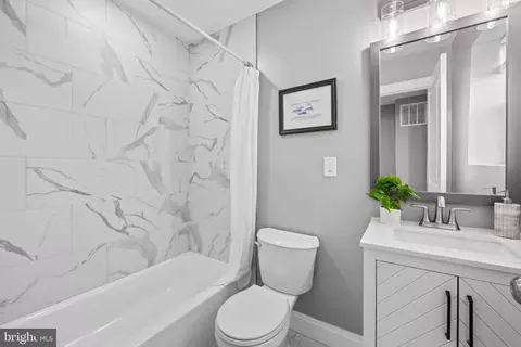Bath - 2114 E Hoffman St, Baltimore, MD 21213 photo 3 of 5