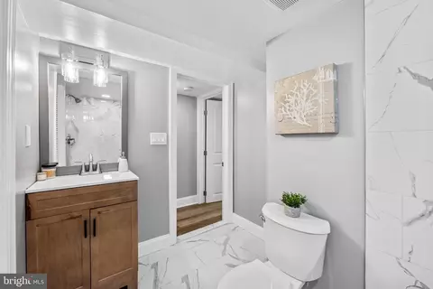 Bath - 2114 E Hoffman St, Baltimore, MD 21213 photo 2 of 5