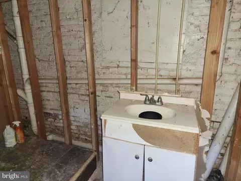 Bath - 2729 E Madison St, Baltimore, MD 21205 photo 2 of 3