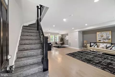 Entry Way - 302 Martingale Ave, Baltimore, MD 21229 photo 2 of 3