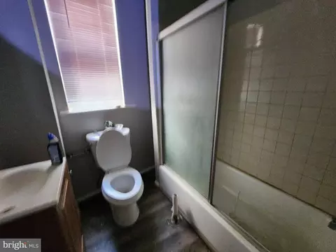 Entry Way - 2913 W Mosher St, Baltimore, MD 21216 photo 9 of 11