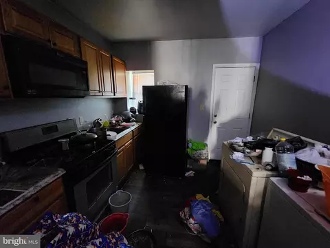 Entry Way - 2913 W Mosher St, Baltimore, MD 21216 photo 6 of 11
