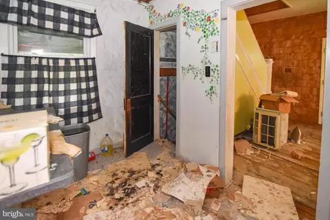 Entry Way - 2909 Chesley Ave, Baltimore, MD 21234 photo 3 of 12