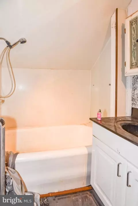 Bath - 2909 Chesley Ave, Baltimore, MD 21234 photo 3 of 4