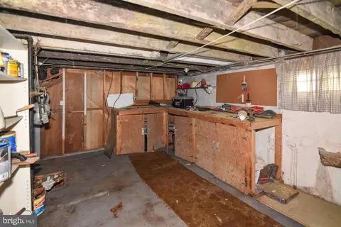 Entry Way - 2909 Chesley Ave, Baltimore, MD 21234 photo 10 of 12