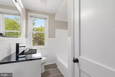 Entry Way - 810 Wedgewood Rd, Baltimore, MD 21229 photo 3 of 3