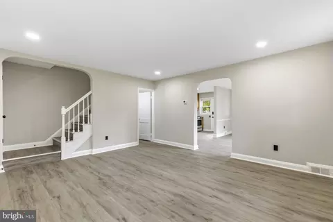 Living - 810 Wedgewood Rd, Baltimore, MD 21229 photo 2 of 5