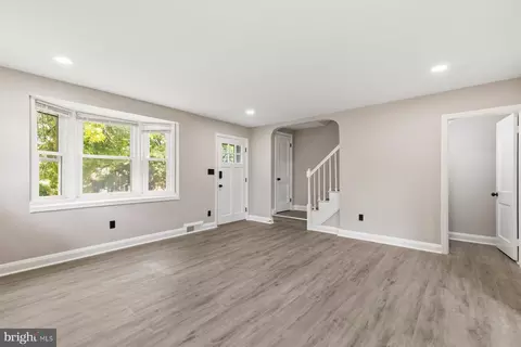 Living - 810 Wedgewood Rd, Baltimore, MD 21229 photo 3 of 5