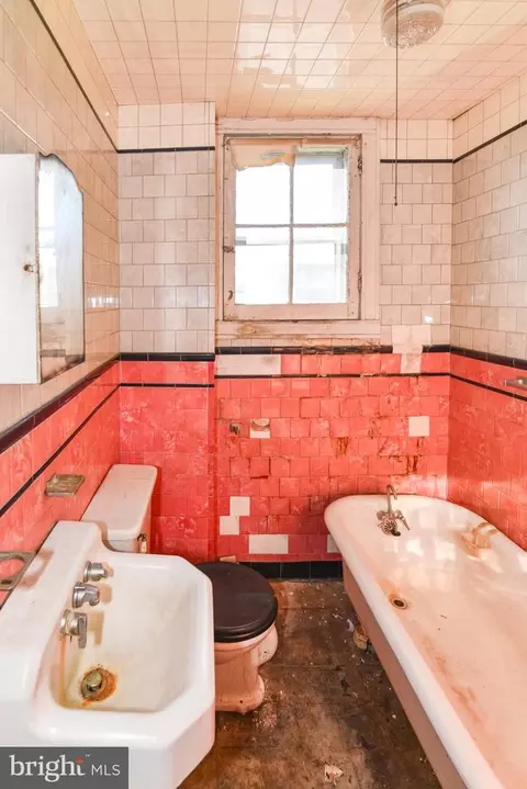 Bath - 613 Harding Pl, Baltimore, MD 21211 photo 2 of 2