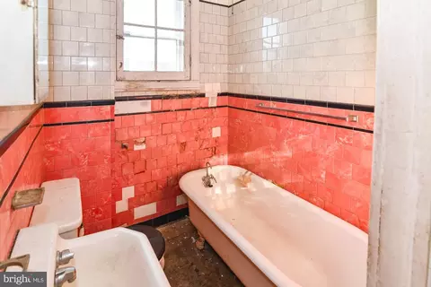 Bath - 613 Harding Pl, Baltimore, MD 21211 photo 1 of 2