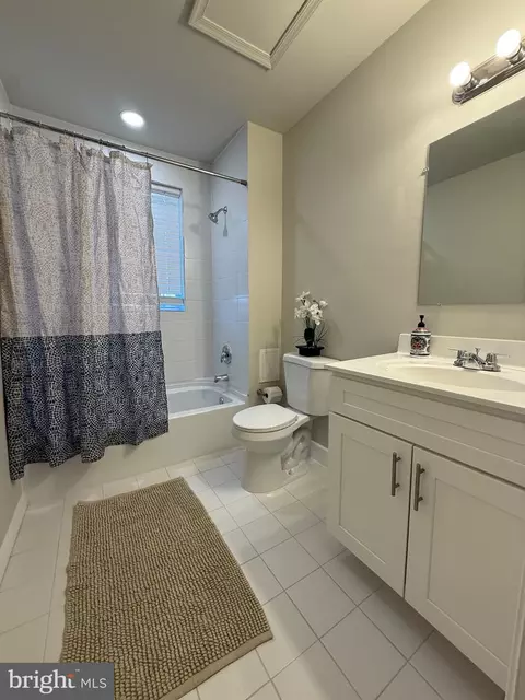 Bath - 606 Springfield Ave, Baltimore, MD 21212 photo 1 of 2