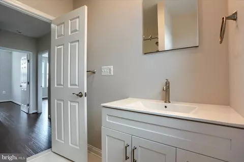 Entry Way - 1503 N Payson St N, Baltimore, MD 21217 photo 2 of 3