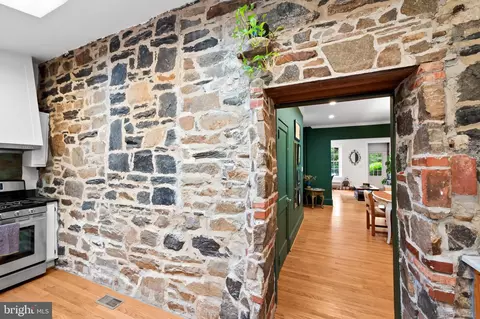 Entry Way - 3711 Clipper Rd, Baltimore, MD 21211 photo 3 of 4