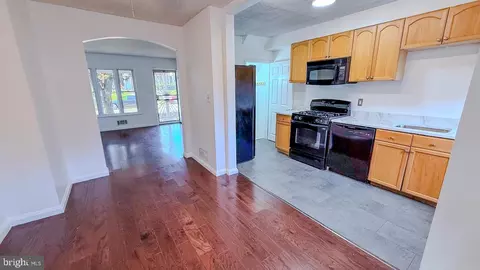 Entry Way - 617 Brisbane Rd, Baltimore, MD 21229 photo 3 of 4