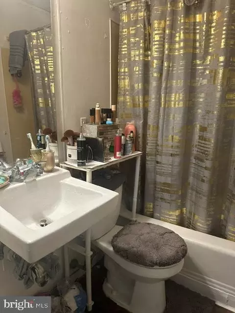 Bath - 3640 Kenyon Ave, Baltimore, MD 21213 photo 1 of 1