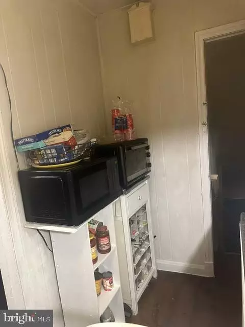 Entry Way - 3640 Kenyon Ave, Baltimore, MD 21213 photo 3 of 4