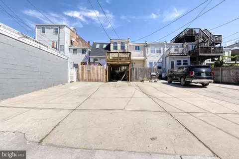 Exterior - 1806 Light St, Baltimore, MD 21230 photo 3 of 4