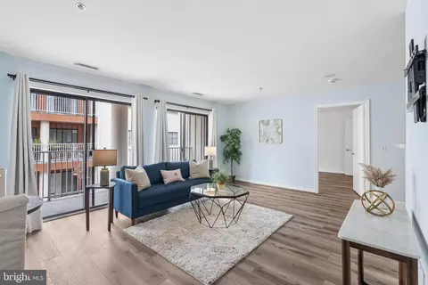 Living - 2702 Lighthouse Pt E #629, Baltimore, MD 21224 photo 1 of 3