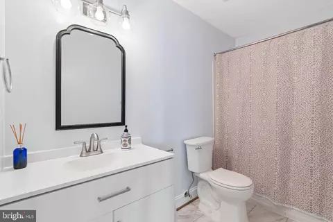Bath - 2702 Lighthouse Pt E #629, Baltimore, MD 21224 photo 1 of 3