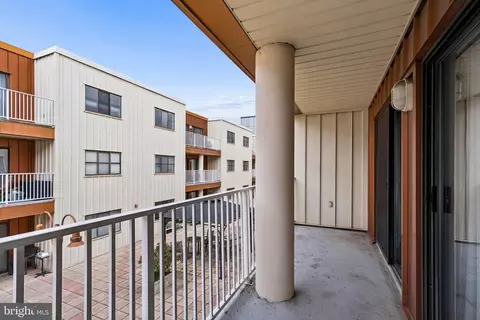 Exterior - 2702 Lighthouse Pt E #629, Baltimore, MD 21224 photo 1 of 5