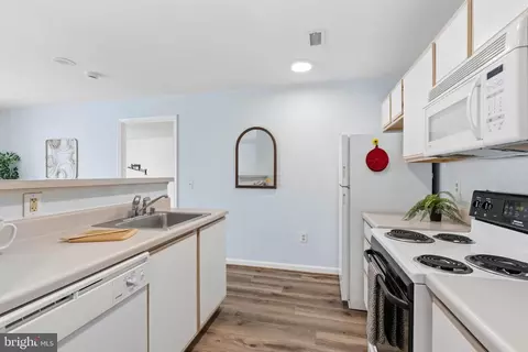 Kitchen - 2702 Lighthouse Pt E #629, Baltimore, MD 21224 photo 1 of 3