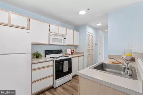 Kitchen - 2702 Lighthouse Pt E #629, Baltimore, MD 21224 photo 3 of 3