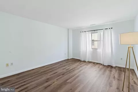 Living - 2702 Lighthouse Pt E #629, Baltimore, MD 21224 photo 3 of 3