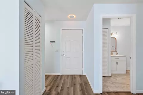 Entry Way - 2702 Lighthouse Pt E #629, Baltimore, MD 21224 photo 1 of 2