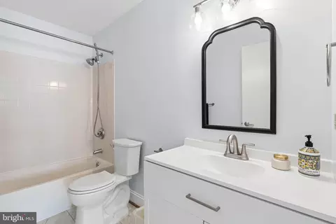 Bath - 2702 Lighthouse Pt E #629, Baltimore, MD 21224 photo 3 of 3